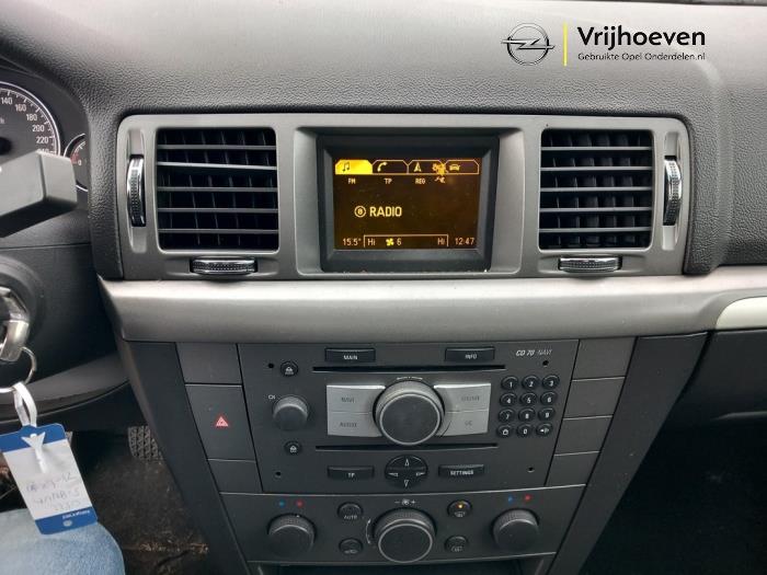 Używane Modul radiowy Opel Signum (F48) 2.2 direct 16V Cena € 150,00 Procedura marży oferowane przez Autodemontage Vrijhoeven B.V.