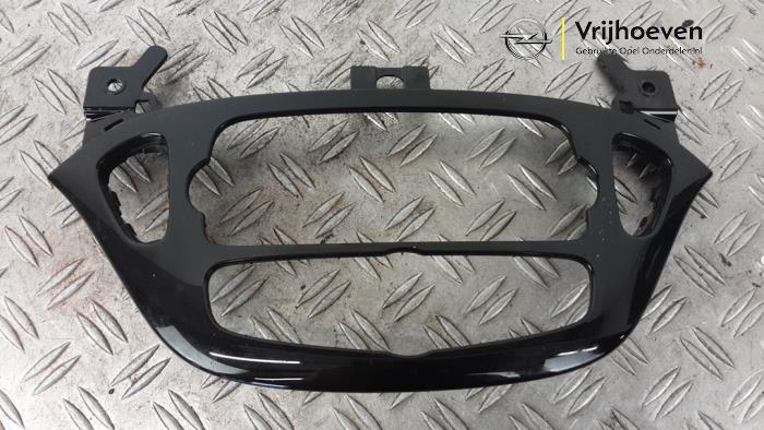 Gebrauchte Radioblende Opel Corsa E 1.3 CDTi 16V ecoFLEX Preis € 30,00 Margenregelung angeboten von Autodemontage Vrijhoeven B.V.