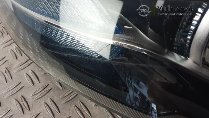 Używane Reflektor prawy Opel Ampera 1.4 16V Cena € 950,00 Procedura marży oferowane przez Autodemontage Vrijhoeven B.V.