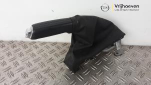 Usagé Levier frein à main Opel Corsa E 1.2 16V Prix € 40,00 Règlement à la marge proposé par Autodemontage Vrijhoeven B.V.