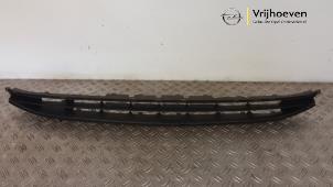 Begagnade Grill Opel Corsa E 1.4 16V Pris € 30,00 Marginaltabell erbjuds av Autodemontage Vrijhoeven B.V.