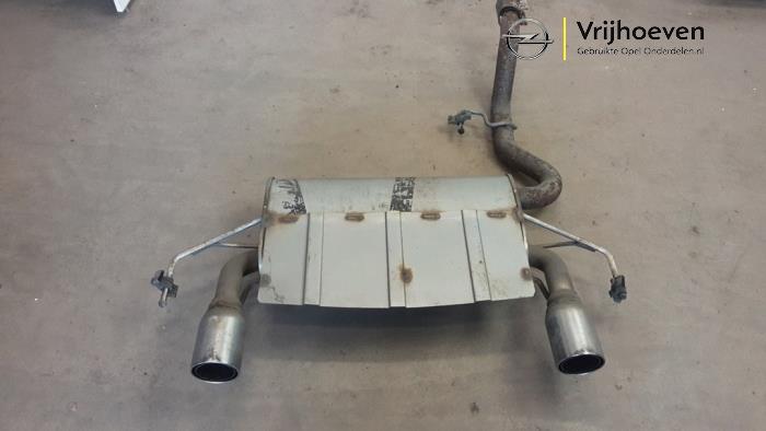 Echappement silencieux arrière d'un Opel Corsa E 1.6 OPC Turbo 16V 2016