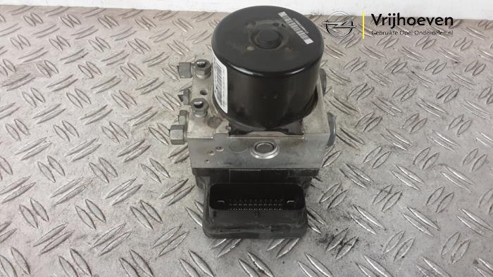 Begagnade ABS-pump Opel Astra J GTC (PD2/PF2) 2.0 BiTurbo CDTI Pris € 140,00 Marginaltabell erbjuds av Autodemontage Vrijhoeven B.V.