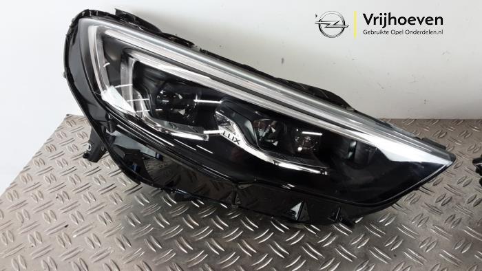 Używane Reflektor prawy Opel Insignia Sports Tourer 2.0 GSi Turbo 16V 4x4 Cena € 1.750,00 Procedura marży oferowane przez Autodemontage Vrijhoeven B.V.