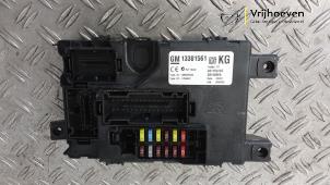 Usados Ordenador body control Opel Corsa D 1.6i OPC 16V Turbo Precio € 60,00 Norma de margen ofrecido por Autodemontage Vrijhoeven B.V.