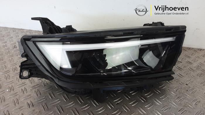 Używane Reflektor prawy Opel Astra L Sports Tourer (F4/FC/FN/FR) 1.2 Turbo 130 12V Cena € 1.000,00 Z VAT oferowane przez Autodemontage Vrijhoeven B.V.