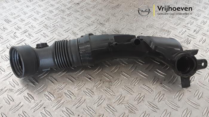 Intercooler Rohr van een Opel Astra L Sports Tourer (F4/FC/FN/FR) 1.2 Turbo 130 12V 2023