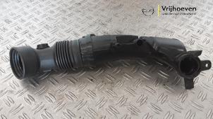 Intercooler Rohr van een Opel Astra L Sports Tourer (F4/FC/FN/FR) 1.2 Turbo 130 12V 2023