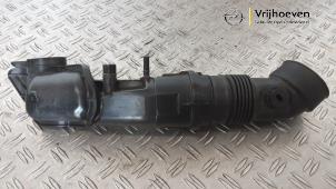 Intercooler Rohr van een Opel Astra L Sports Tourer (F4/FC/FN/FR) 1.2 Turbo 130 12V 2023