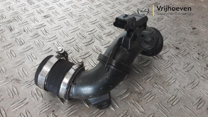 Intercooler Rohr van een Opel Astra L Sports Tourer (F4/FC/FN/FR) 1.2 Turbo 130 12V 2023