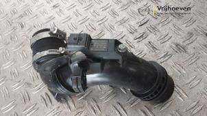 Intercooler Rohr van een Opel Astra L Sports Tourer (F4/FC/FN/FR) 1.2 Turbo 130 12V 2023