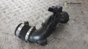 Intercooler Rohr van een Opel Astra L Sports Tourer (F4/FC/FN/FR) 1.2 Turbo 130 12V 2023