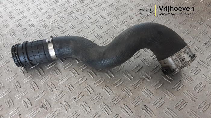 Intercooler Schlauch van een Opel Astra K Sports Tourer 1.6 CDTI 136 16V 2016