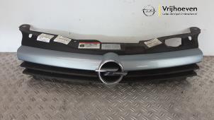 Używane Grill Opel Astra H (L48) 1.6 16V Twinport Cena € 60,00 Procedura marży oferowane przez Autodemontage Vrijhoeven B.V.