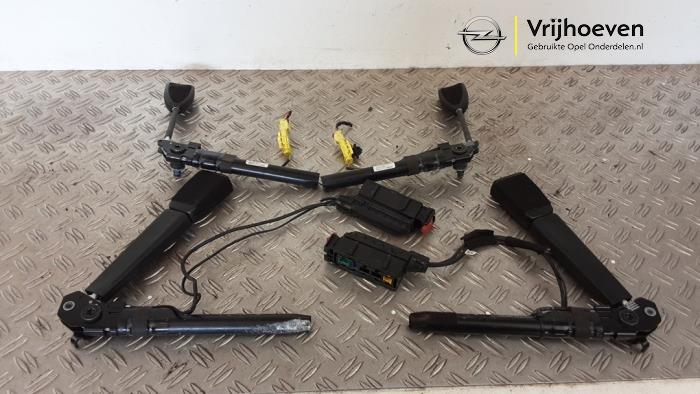 Gebrauchte Gurtsrammer Set Opel Adam 1.2 Preis € 500,00 Margenregelung angeboten von Autodemontage Vrijhoeven B.V.