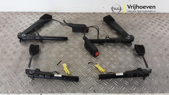 Gebrauchte Gurtsrammer Set Opel Adam 1.2 Preis € 500,00 Margenregelung angeboten von Autodemontage Vrijhoeven B.V.