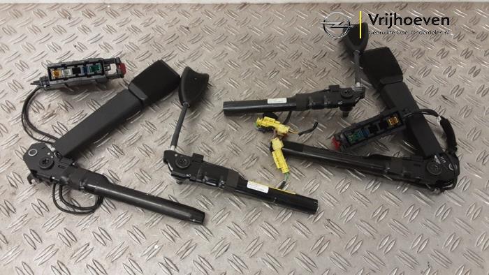 Gebrauchte Gurtsrammer Set Opel Adam 1.2 16V Preis € 500,00 Margenregelung angeboten von Autodemontage Vrijhoeven B.V.