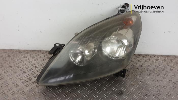 Używane Reflektor lewy Opel Zafira (M75) 1.8 16V Ecotec Cena € 75,00 Procedura marży oferowane przez Autodemontage Vrijhoeven B.V.