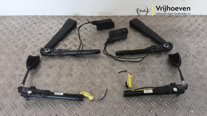 Gebrauchte Gurtsrammer Set Opel Adam 1.2 16V Preis € 500,00 Margenregelung angeboten von Autodemontage Vrijhoeven B.V.