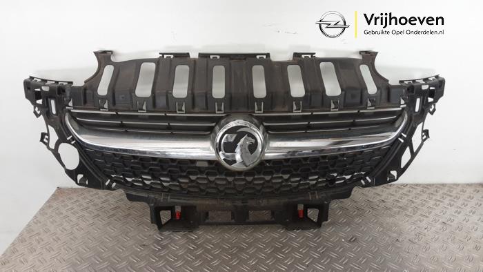 Używane Grill Opel Adam 1.2 16V Cena € 300,00 Procedura marży oferowane przez Autodemontage Vrijhoeven B.V.