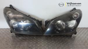 Usagé Kit phares gauche + droite Opel Astra H Twin Top (L67) 1.8 16V Prix € 550,00 Règlement à la marge proposé par Autodemontage Vrijhoeven B.V.