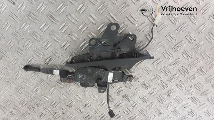 Używane Blokada dachu cabrio Opel Astra H Twin Top (L67) 1.8 16V Cena € 60,00 Procedura marży oferowane przez Autodemontage Vrijhoeven B.V.