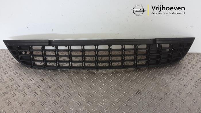 Używane Grill Opel Astra J Sports Tourer (PD8/PE8/PF8) 1.6 Turbo 16V Cena € 50,00 Procedura marży oferowane przez Autodemontage Vrijhoeven B.V.