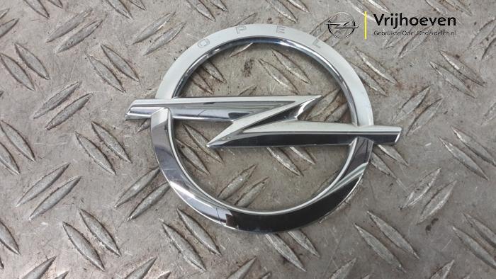Używane Emblemat Opel Crossland (X) 1.2 Turbo 12V Cena € 25,00 Procedura marży oferowane przez Autodemontage Vrijhoeven B.V.