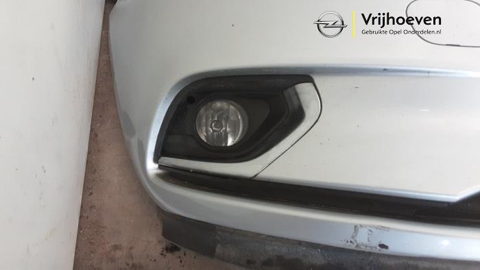 Parachoques de un Opel Corsa E 1.4 16V 2016