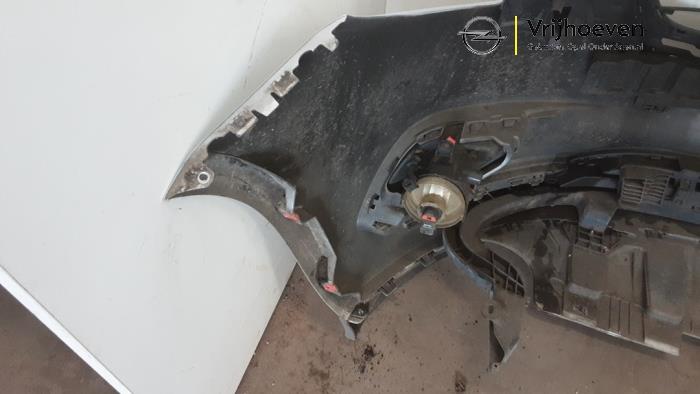 Parachoques de un Opel Corsa E 1.4 16V 2016