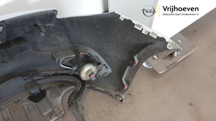 Parachoques de un Opel Corsa E 1.4 16V 2016