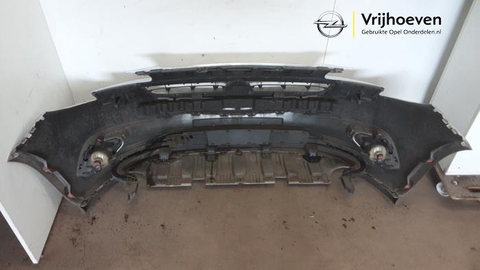 Parachoques de un Opel Corsa E 1.4 16V 2016