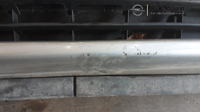 Parachoques de un Opel Corsa E 1.4 16V 2016