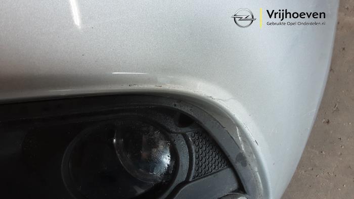 Parachoques de un Opel Corsa E 1.4 16V 2016