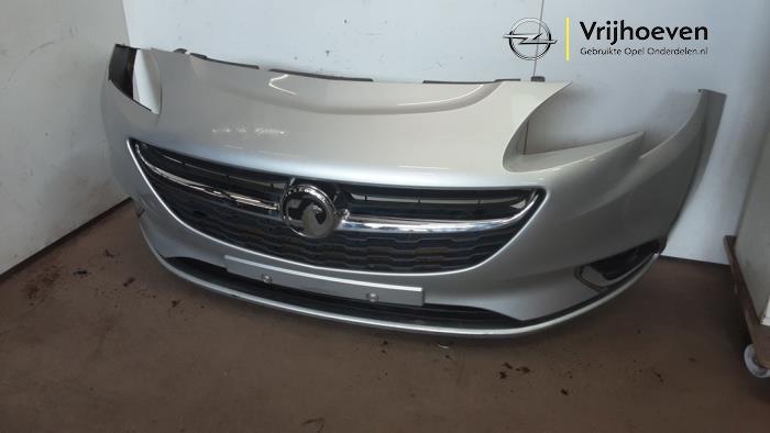 Parachoques de un Opel Corsa E 1.4 16V 2016