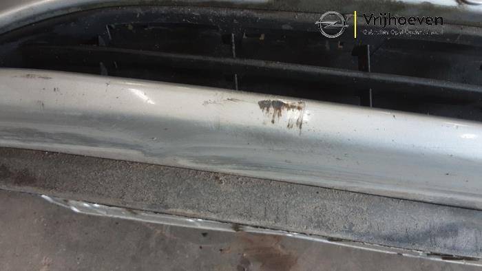 Parachoques de un Opel Corsa E 1.4 16V 2016