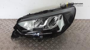 Nowe Reflektor lewy Peugeot 2008 (UD/UK/UR/US/UX) 1.2 VTi 12V PureTech 100 Cena € 475,00 Z VAT oferowane przez Autodemontage Vrijhoeven B.V.