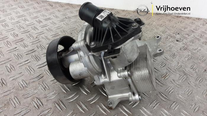 Usagé Pompe à eau Opel Astra K Sports Tourer 1.2 Turbo 12V Prix € 190,00 Règlement à la marge proposé par Autodemontage Vrijhoeven B.V.