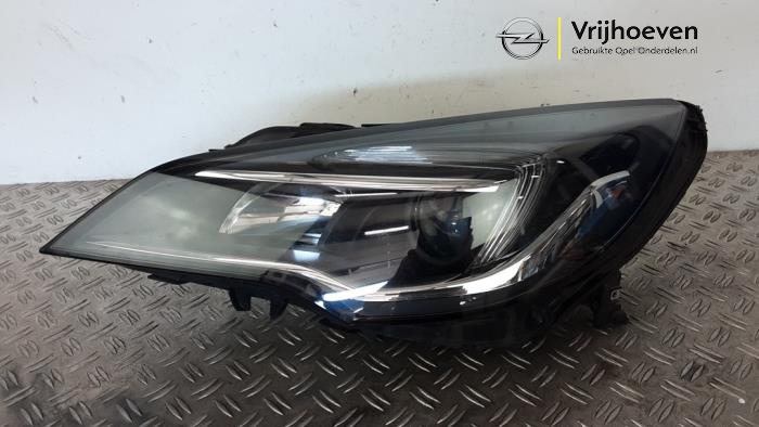 Używane Reflektor lewy Opel Astra K Sports Tourer 1.0 Turbo 12V Cena € 200,00 Procedura marży oferowane przez Autodemontage Vrijhoeven B.V.