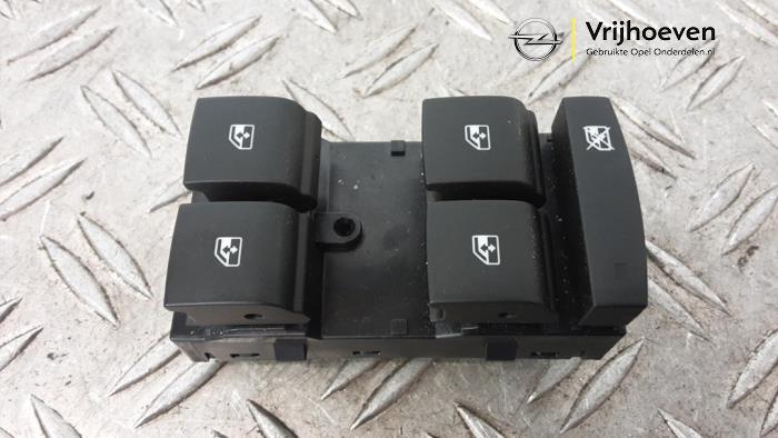 Usados Interruptor combinado de ventanillas Opel Astra K Sports Tourer 1.6 CDTI 110 16V Precio € 25,00 Norma de margen ofrecido por Autodemontage Vrijhoeven B.V.