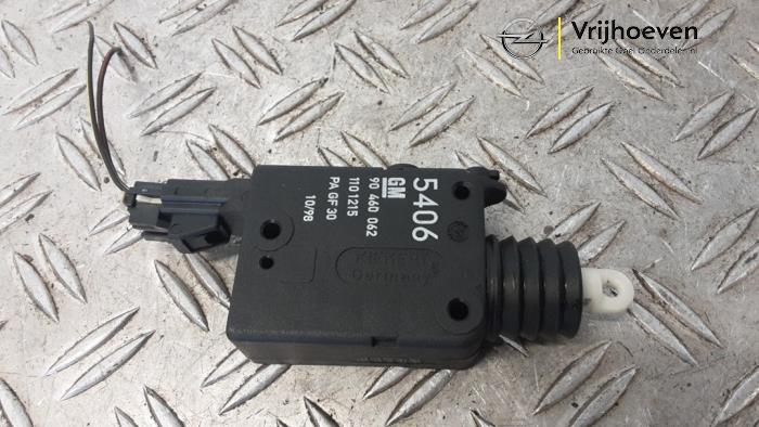 Używane Silnik rygla tylnej klapy Opel Corsa B (73/78/79) 1.4 Joy,Sport,GLS 16V Ecotec Cena € 15,00 Procedura marży oferowane przez Autodemontage Vrijhoeven B.V.