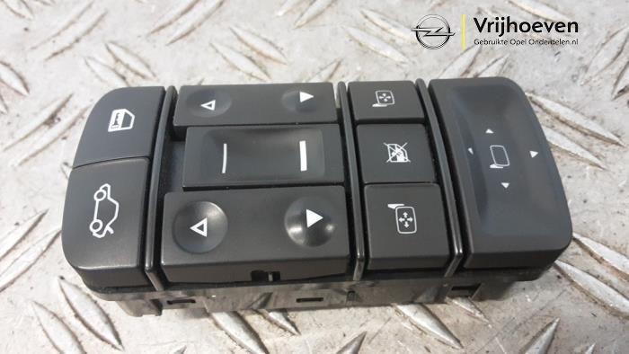 Usados Interruptor combinado de ventanillas Opel Vectra C Caravan 2.2 DIG 16V Precio € 50,00 Norma de margen ofrecido por Autodemontage Vrijhoeven B.V.