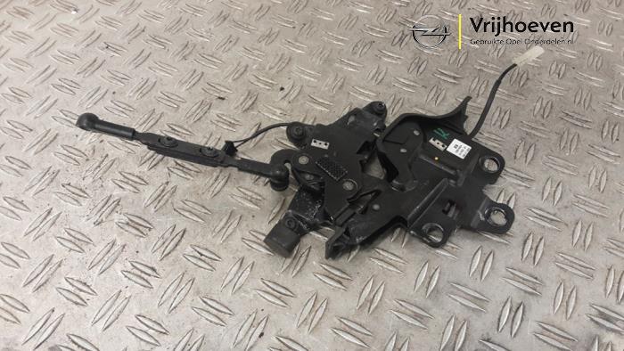 Używane Blokada dachu cabrio Opel Astra H Twin Top (L67) 1.8 16V Cena € 60,00 Procedura marży oferowane przez Autodemontage Vrijhoeven B.V.