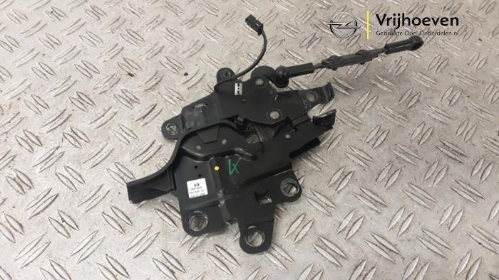 Używane Blokada dachu cabrio Opel Astra H Twin Top (L67) 1.8 16V Cena € 60,00 Procedura marży oferowane przez Autodemontage Vrijhoeven B.V.