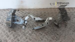 Gebrauchte Motorhaube Scharnier Opel Vivaro 1.6 CDTI BiTurbo 120 Preis € 50,00 Mit Mehrwertsteuer angeboten von Autodemontage Vrijhoeven B.V.