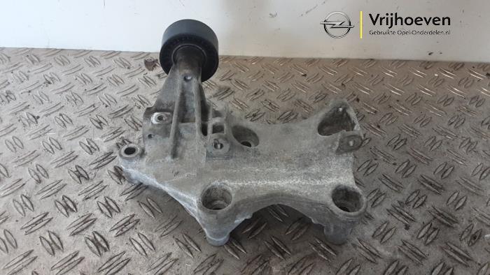 Usagé Support dynamo haut Opel Vivaro 1.6 CDTI BiTurbo 120 Prix € 30,00 Prix TTC proposé par Autodemontage Vrijhoeven B.V.