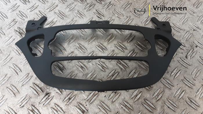 Gebrauchte Radioblende Opel Corsa E 1.0 SIDI Turbo 12V Preis € 30,00 Margenregelung angeboten von Autodemontage Vrijhoeven B.V.