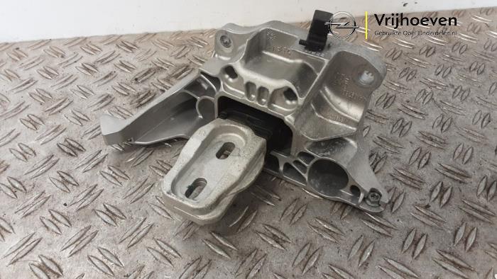 Usagé Support moteur Opel Corsa F (UB/UH/UP) 1.2 Turbo 12V 100 Prix € 24,95 Règlement à la marge proposé par Autodemontage Vrijhoeven B.V.