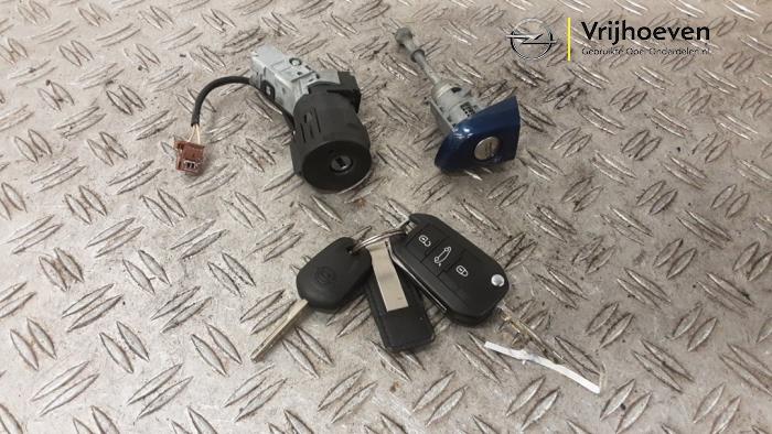 Gebrauchte Schlossset Opel Corsa F (UB/UH/UP) 1.2 Turbo 12V 100 Preis € 50,00 Mit Mehrwertsteuer angeboten von Autodemontage Vrijhoeven B.V.