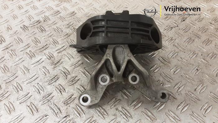 Engine mount from a Opel Corsa F (UB/UH/UP) 1.2 Turbo 12V 100 2021